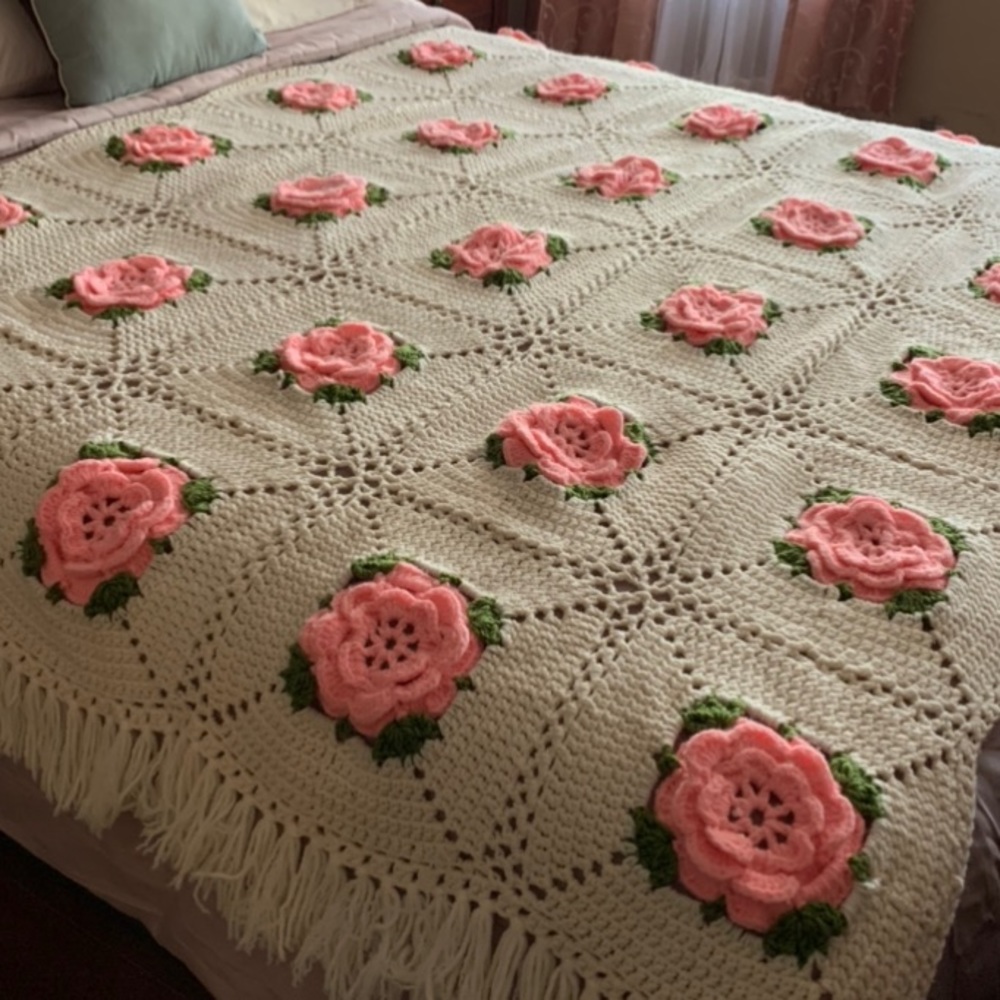 VINTAGE 70’S CROCHETED 🌸BLANKET 💗